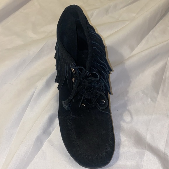 black Minnetonka platform moccasin ankle boots - Picture 2 of 3